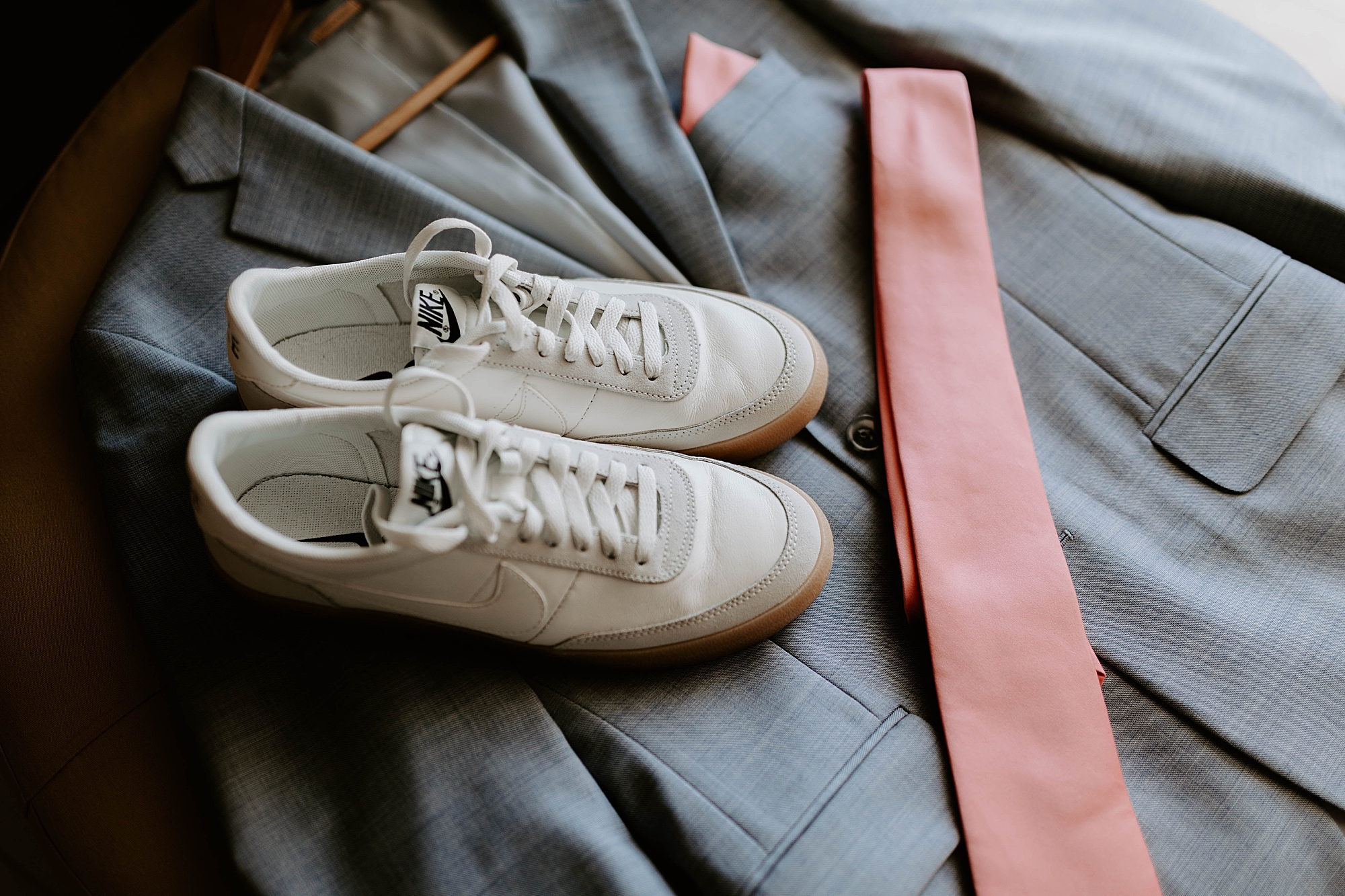 getting ready wedding photos