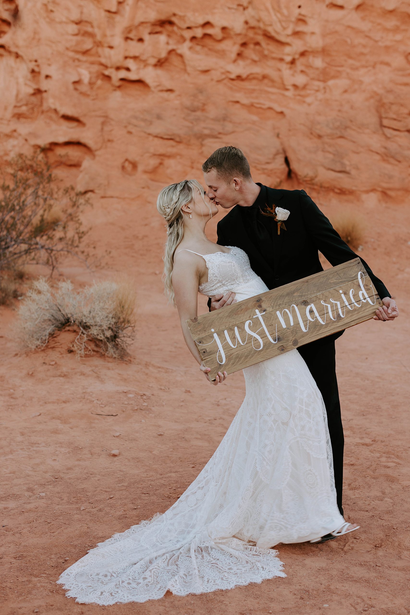 Valley of Fire Wedding by Mariah Treiber Photography; Las Vegas elopements